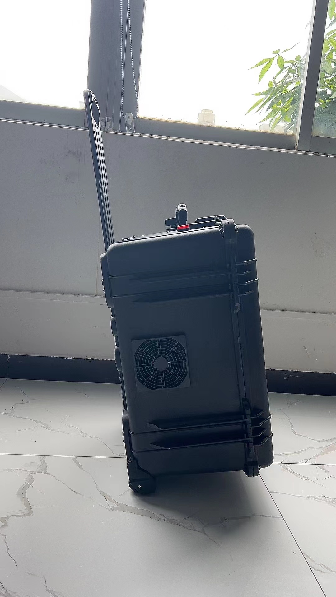 清新手拉箱型移动通信干扰器